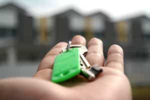 בן אדם מחזיק מפתח של הדירה החדשה שלו - החלפת צילינדר