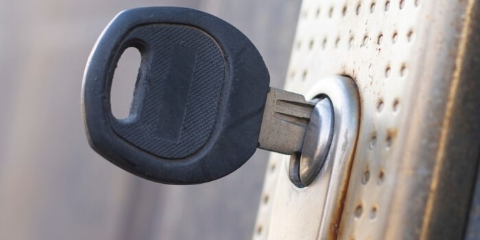 המפתח נתקע בתוך המנעול מנעולן מנעול ומפתח